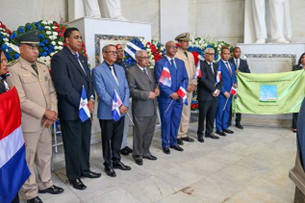 ETED realiza ofrenda floral por el Mes de la Patria